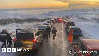 Gritters blocked in by &#39;200 cars&#39; in Peak District