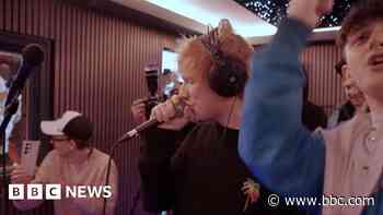 Ed Sheeran joins young rappers for impromptu performance