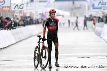 Emiel Osaer ziet titelkansen in rook opgaan door kettingprobleem in slotronde: “Heel zuur om op deze manier te verliezen”