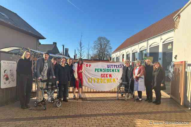 Als senioren gekleed naar school uit protest tegen de pensioenplannen: “Kinderen niet de dupe laten zijn van onze actie”