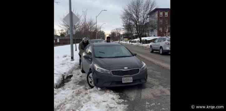 Chiefs OL Creed Humphrey, Trey Smith help push car stuck in snow