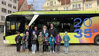 Kinder kündigen Bushaltestellen an