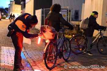 Politie en gemeenschapswachten houden onaangekondigde controle op fietsverlichting: “Slechts vijf personen waren niet in orde”