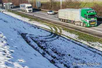 Joyriders scheuren over besneeuwde berm E313 in Bilzen