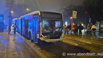 HVV-Bus kollidiert am Dammtor mit Fußgänger – mehrere Verletzte