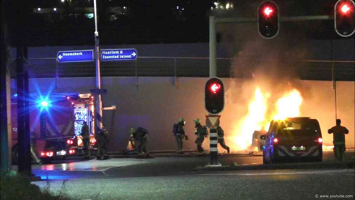 Auto vliegt in brand na zwaar ongeluk op de Spoorsingel - Laan der Nederlanden in Beverwijk