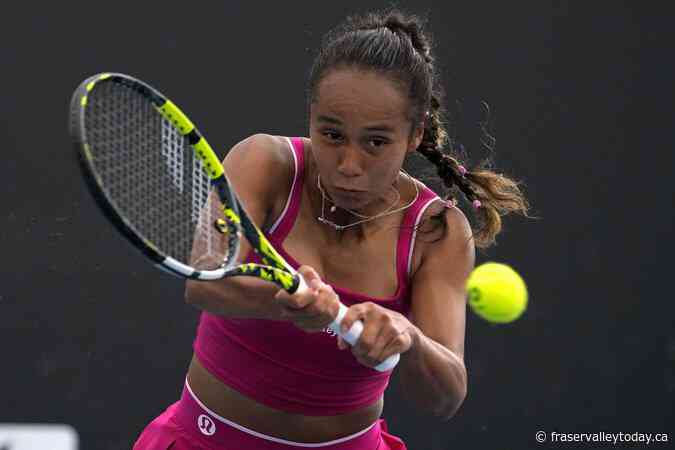 Fernandez rallies to beat Bucsa, advances to third round at Australian Open