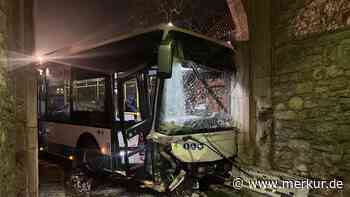 Glatteis in Bayern: Bus prallt gegen Torbogen – Sieben Verletzte