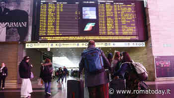 Caos treni senza fine, nuove cancellazioni e ritardi. Ancora disagi a Roma Termini