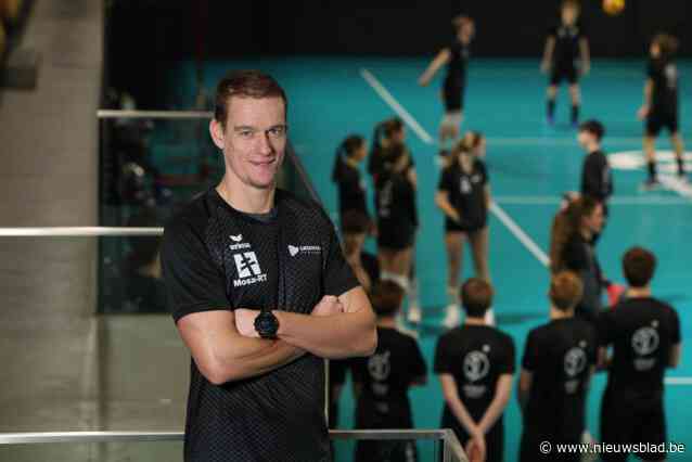 Brabo-coach Raf Vekemans geeft les aan de volleybalacademie van Maaseik: “Na overwinning tegen Achel heb ik met taart getrakteerd”