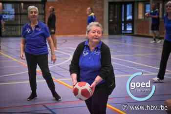 Lieske (91) speelt nog twee keer per week netbal: “Thuis zit ik maar rond te kijken, hier amuseer ik me”