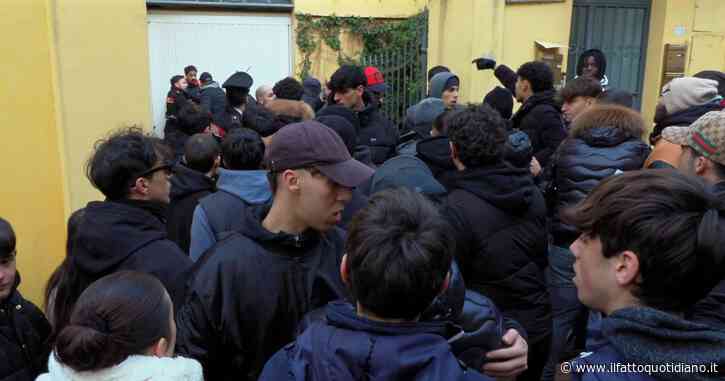 Tensione ai funerali di Maati Moubakir, il 17enne ucciso a Campi Bisenzio. Zuffa tra giovani: i carabinieri intervengono – Video