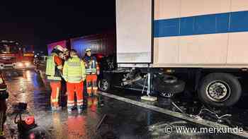 Zwei Tote auf der A92: Auto kollidiert mit querstehendem Lkw