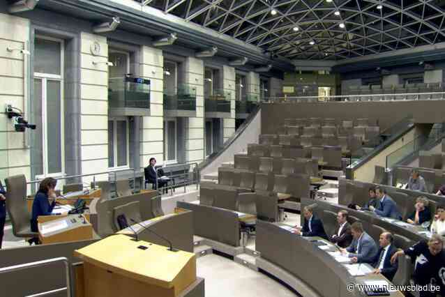 Meerdere partijen verlaten parlement tijdens minuut stilte voor veroordeelde negationist Roeland Raes: “Voor een eerlijke omgang met onze geschiedenis”