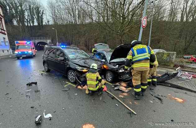 FW-EN: Drei verletzte Personen bei Unfall auf der Wetterstraße - Böller im Zigarettenautomat verursacht Feuerwehreinsatz.