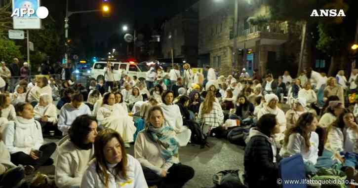 Accordo tra Israele e Hamas, l’attesa a Gerusalemme prima dell’annuncio. E a Tel Aviv le persone scendono in strada a festeggiare – Video