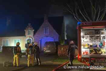 Houtstapel vat vuur, brandweer kan overslag naar woning voorkomen