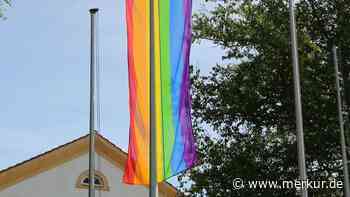 „Wo man sie sieht“: Geretsried zeigt Flagge – Regenbogenstreifen flattern am Rathaus