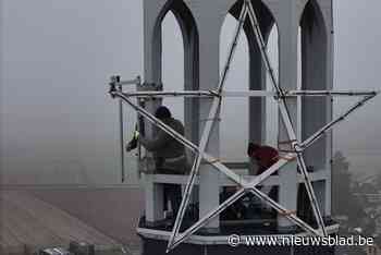 Kerstster van Vlijtingen van de toren gehesen: “Weegt wel 100 kilo”