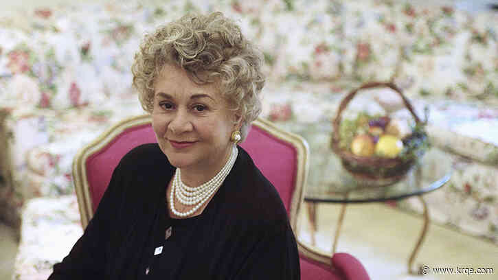 Joan Plowright, Tony Award-winning British actor and widow of Laurence Olivier, dies at 95