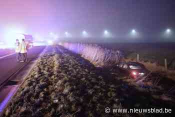 Ongeval op A19: één wagen in middenberm, andere in gracht