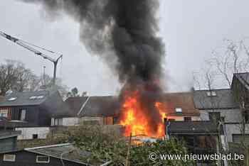 Uitslaande woningbrand dreigt over te slaan op andere huizen