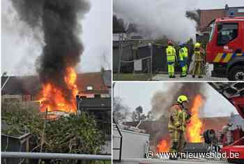 Uitslaande woningbrand in Waasmunster: brandweer vreest dat vuur zal overslaan op andere huizen