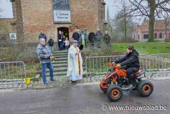 Pastoor zegent fietsen, paarden, motoren en tractoren op Sint-Antoniusviering in Achtel