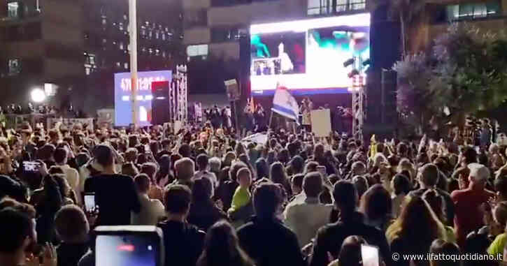 L’esercito israeliano prende in consegna le tre donne rilasciate da Hamas, il lungo applauso dalla piazza degli ostaggi a Tel Aviv