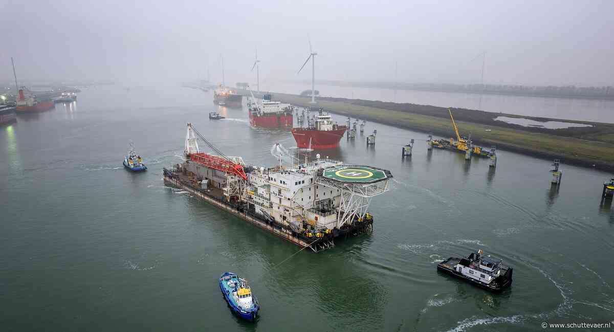 Hebo’s constructieponton HEBO-CB 1 arriveert in Rotterdam