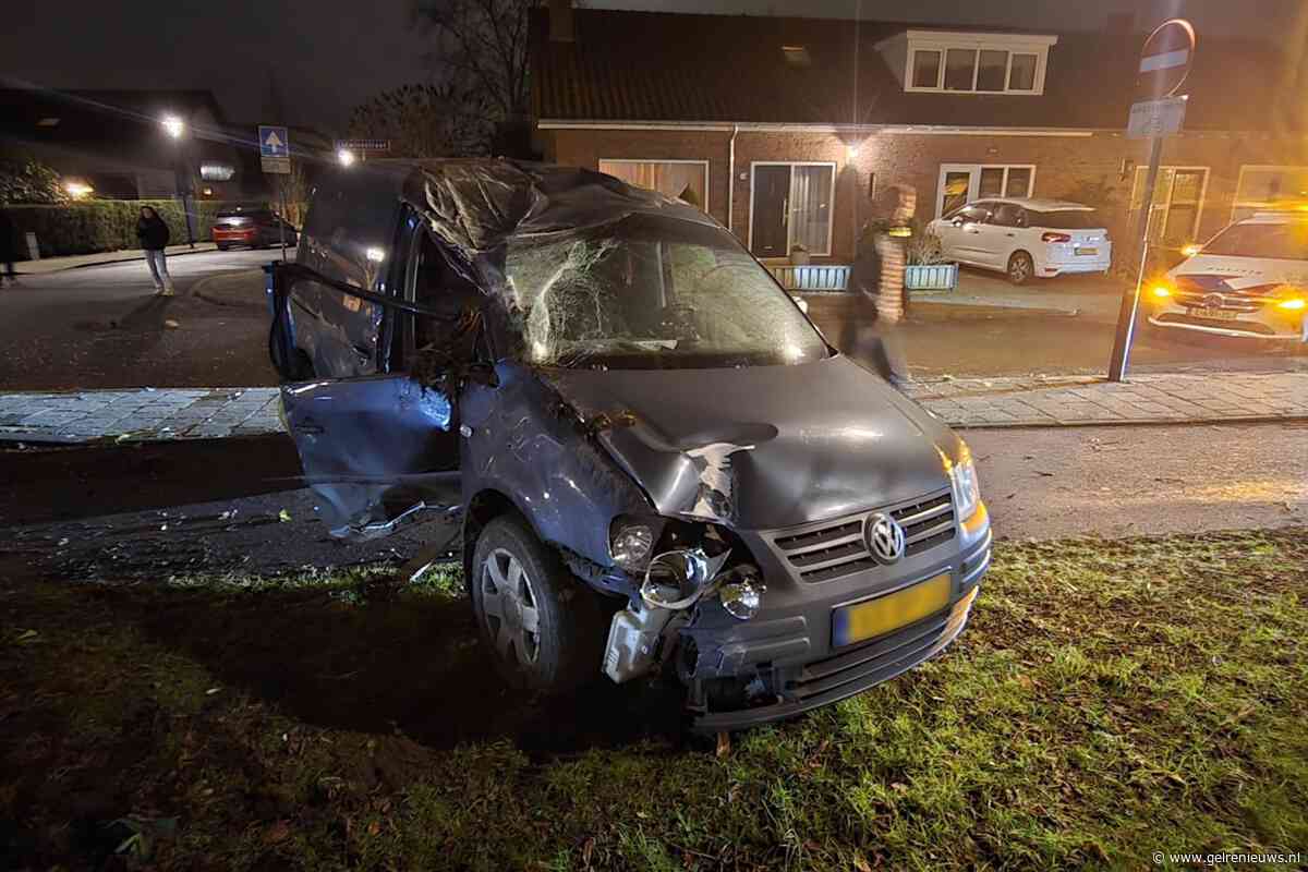 Auto over de kop geslagen, lantaarnpaal uit de grond