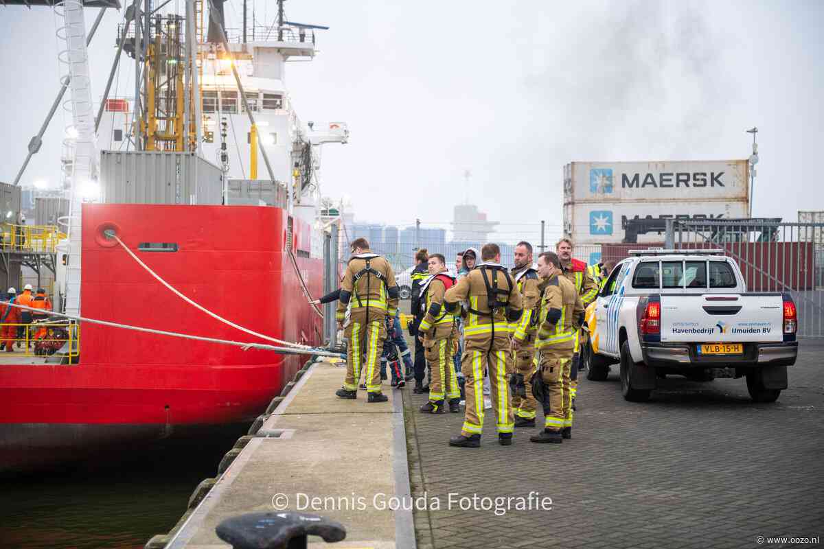 Auto rolt water in bij Loggerstraat, IJmuiden