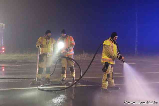 Brandweer heeft uurtje werk met modder in mist op te ruimen