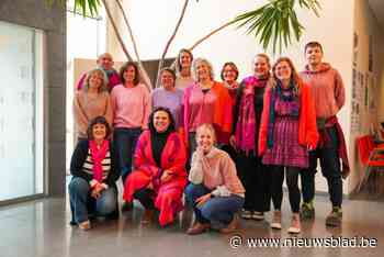 Stadsmedewerkers vieren Pink Monday met roze outfit