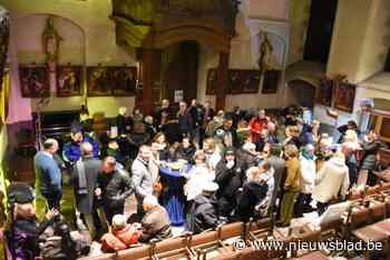 Buren klinken in de kerk van Beert