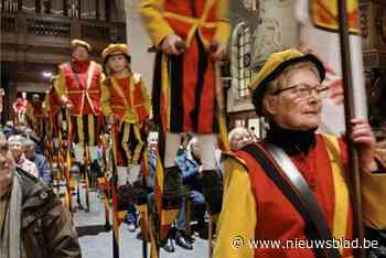 En plots lopen er steltenlopers door kerk: ambassadeurs van gemeente én van ons land trappen jubileumjaar af met verrassingsoptreden