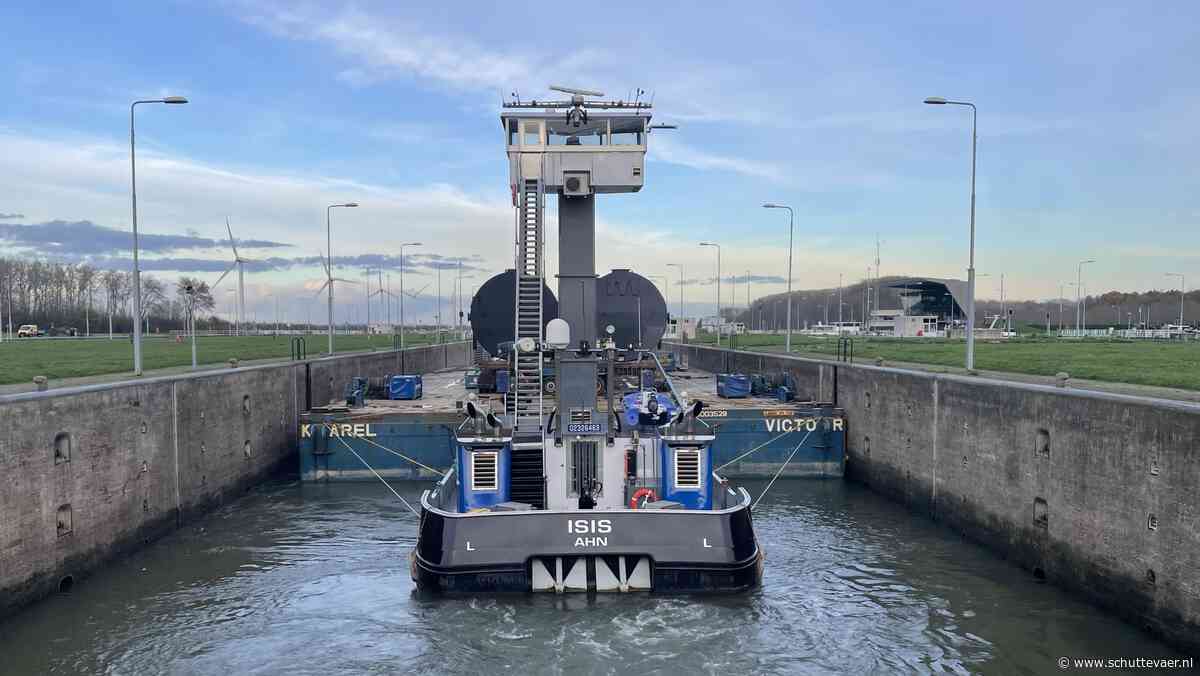 Met stuurhut op grote hoogte haalt Parabel Barging bijzonder transport binnen