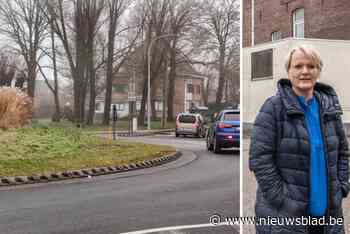 Gevaarlijke rotonde aan oud zwembad zou op termijn kruispunt met verkeerslichten worden