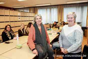 ‘Omajuffen’  Huguette en Linda (72) voelen zich niet te oud voor basisschool Vennebos: “Levend bewijs dat je op rijpere leeftijd nog iets kan betekenen”