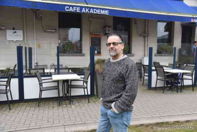 Daevy (52) mag met zijn café niet meedoen aan kroegentocht van Vooruit: “Broodroof, omdat ik een verkiezingsaffiche van Vlaams Belang heb opgehangen”