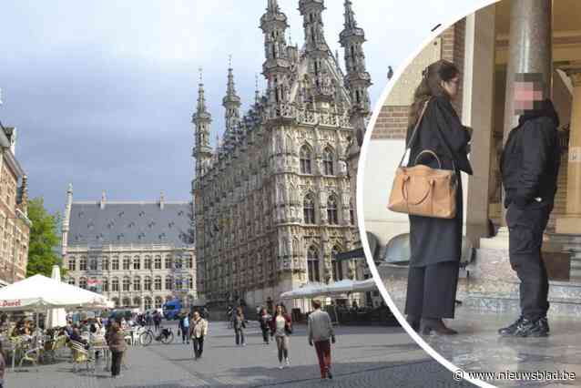 Twee mannen riskeren tot tien jaar cel na steekpartij op Grote Markt in Leuven, maar een van hen is al 15 maanden spoorloos: “Zelfs via TikTok gezocht”