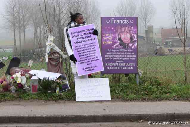 Moeder Efua protesteert al vijf dagen op rij tegen lagere straf voor de doodrijder van zoon Francis (16): “Waar is de gerechtigheid?”