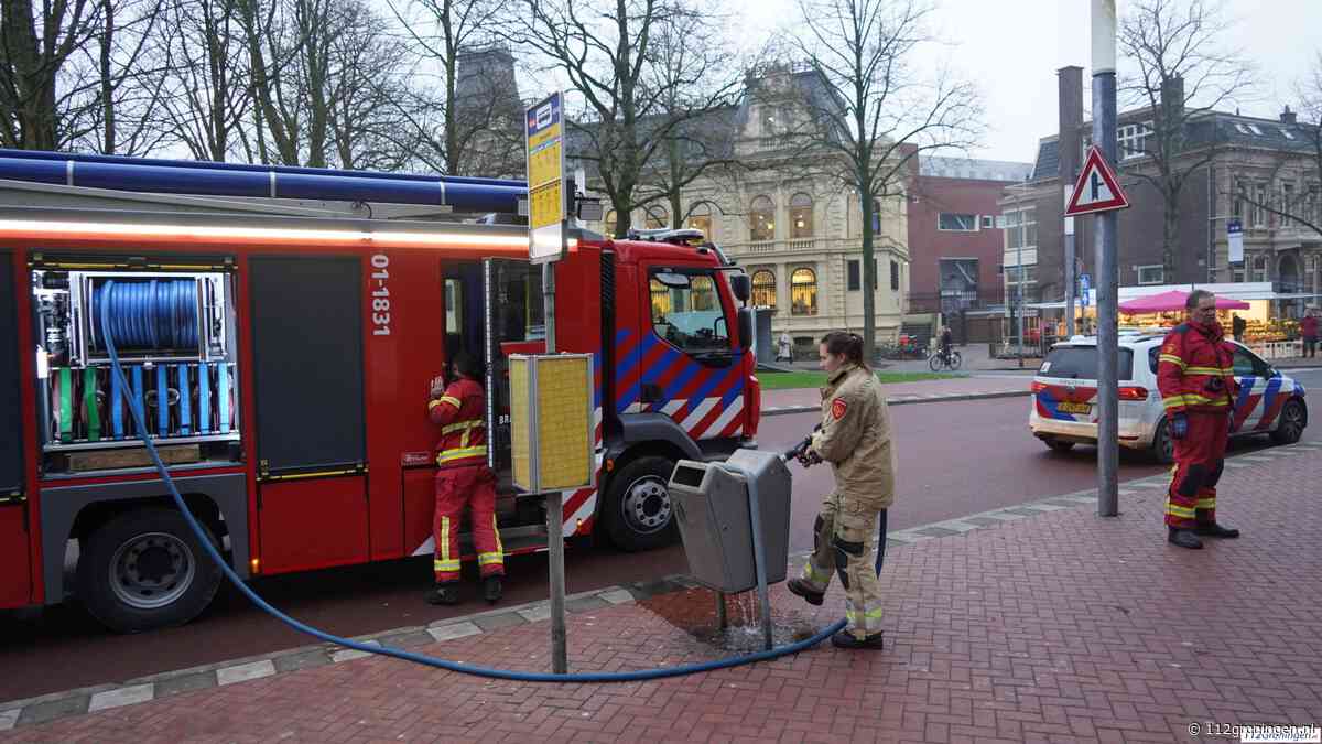 Prullenbak in brand op het Hereplein, brandweer blust