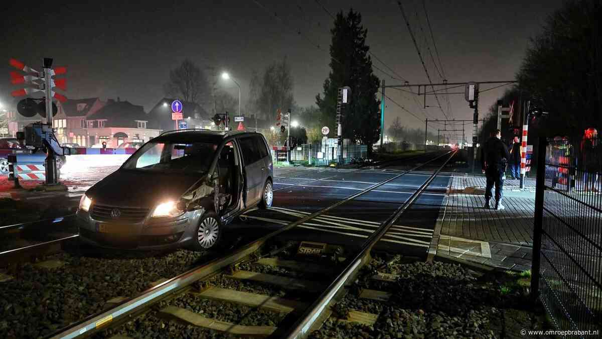 Vrouw neemt verkeerde afslag en komt met auto op spoor terecht, trein botst