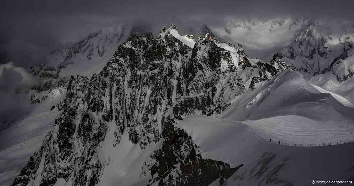 Twee doden bij crash vliegtuigje en paraglider in Frans skigebied