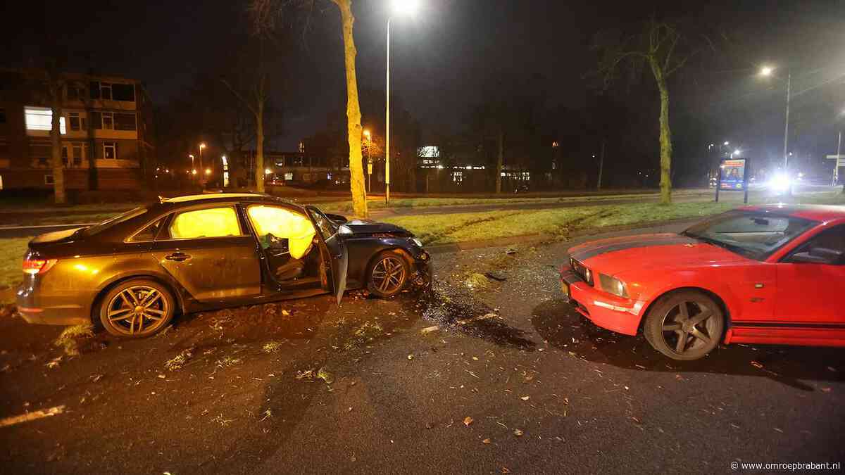 Twee gewonden na botsing, ambulance rijdt zich vast in modderige berm