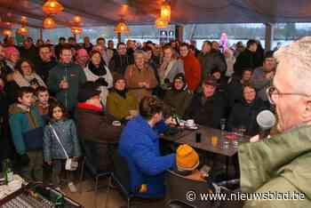 FOTO. Alleen regen en kou waren spelbreker bij de fusieborrel: ruim 800 inwoners genoten van nieuwe traditie