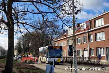 Mogelijk nieuwe laag asfalt voor Deurnestraat in afwachting van volledige heraanleg: “De straat is op”