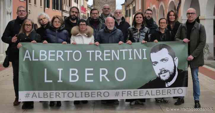 “Alberto Trentini libero”: lo striscione appeso dal municipio di Mestre. E la petizione per il suo rilascio supera le 40mila firme