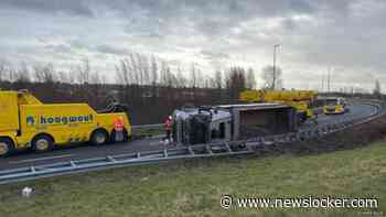 A8 bij Zaandam dicht tot na middernacht door gekantelde kiepwagen met klei